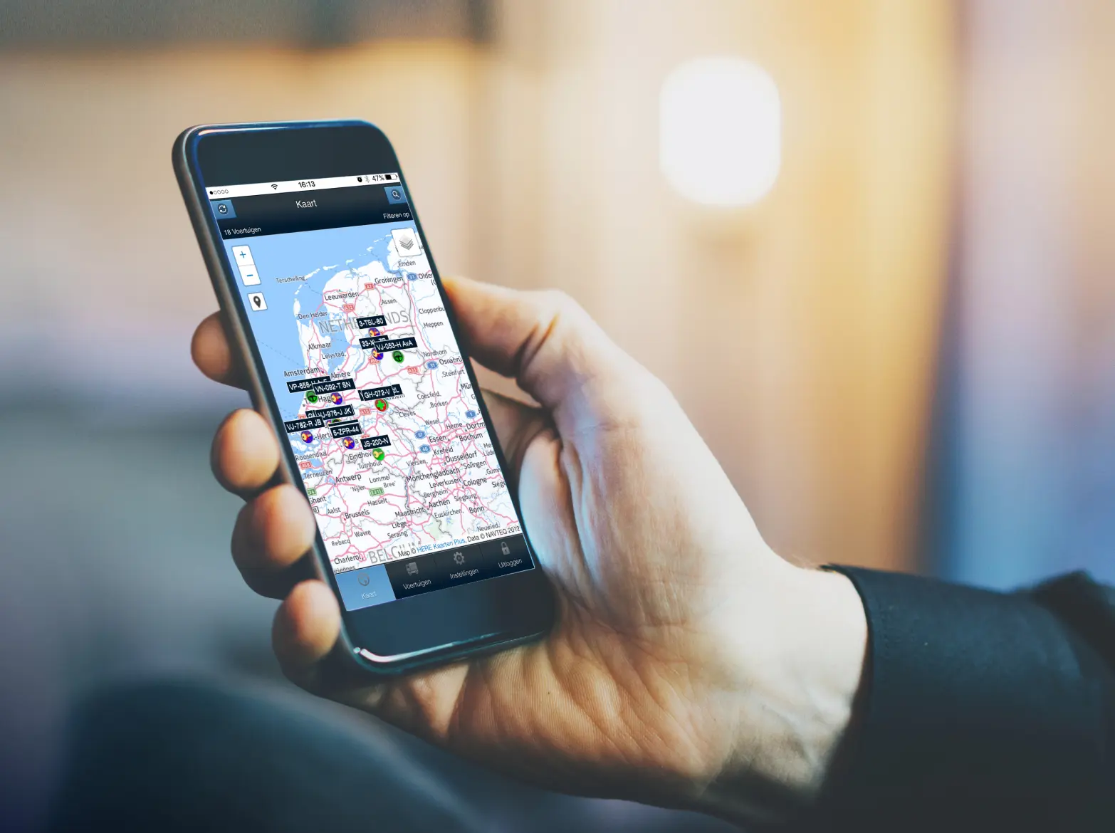 Smartphone met Inseego GPS voertuig tracking op het scherm