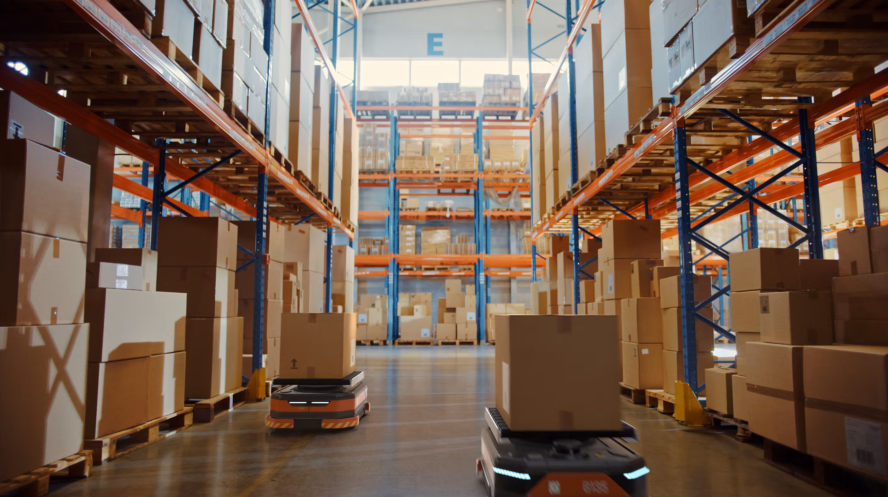 A factory warehouse showing 5G network technology being used for the manufacturing industry.