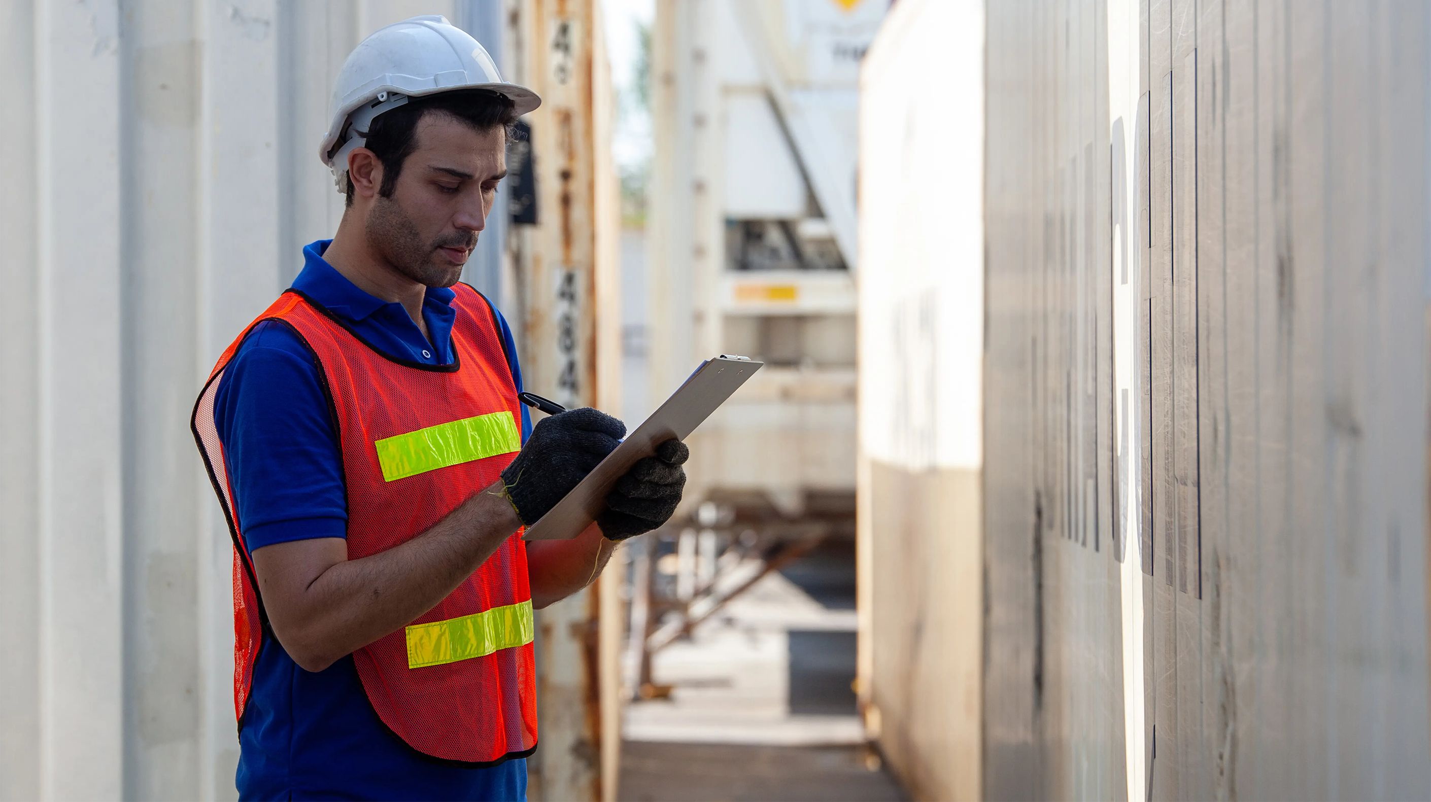 Bouwvakker met tablet op locatie boven blog over gereedschapsbeheer